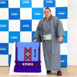 Сумоїст Аонішікі отримав церемоніальний одяг із традиційними орнаментами Вінницької області